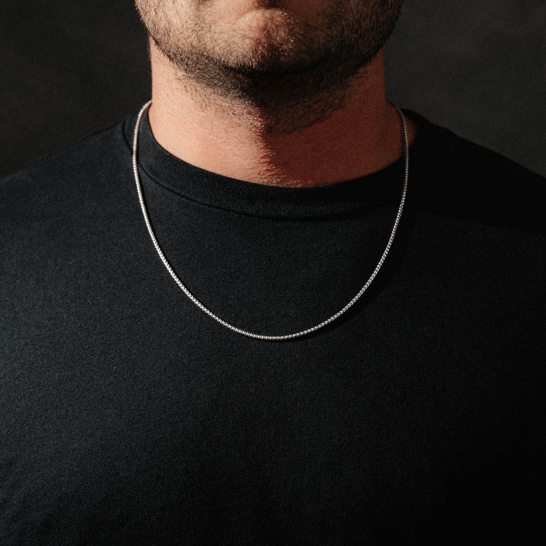 man wearing thin silver round box chain Size: 22"
