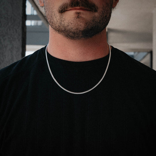Man wearing a 3.5mm silver cuban link chain over a black t-shirt. Size: 22"